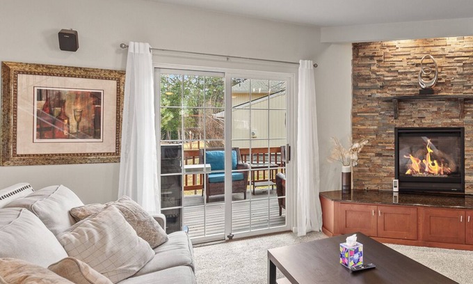 Rathdrum House | Twin Lakes Village 3-Story Townhouse—Golf Views, Wet Bar, Game Room, Pool!