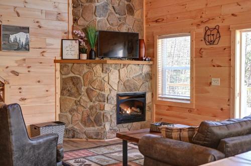 Bryson City Villa | Twin Oaks Cabin
