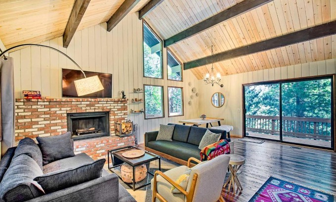Twin Peaks House | Twin Peaks Cabin Less Than 4 Mi to Lake Arrowhead!