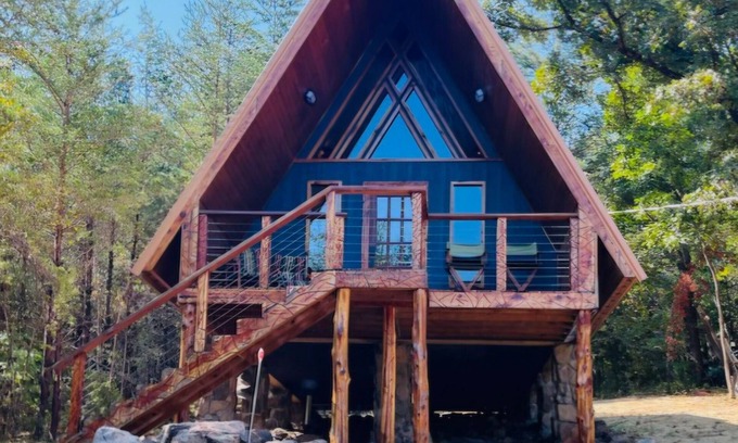 Newport Ski Chalet | Twin Peaks Chalet is custom built chalet in the heart of the Smoky Mountains