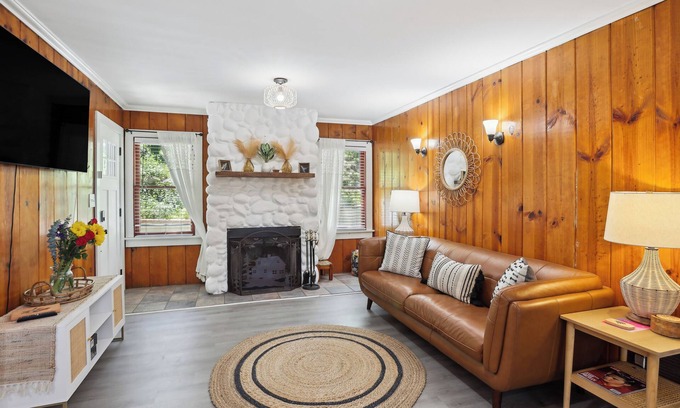 Twin Peaks Cabin | Twin Peaks Vacation Rental with Hot Tub!