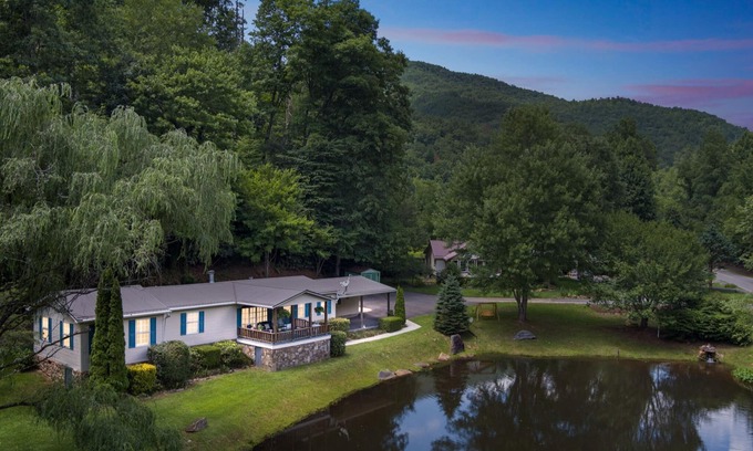 Whittier House | Twin Ponds Retreats (4-Bedroom) - Pets Allowed by RedAwning