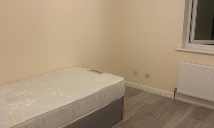 London Borough of Hounslow House | Two Bed House to rent in Isleworth Near the Allianz Stadium
