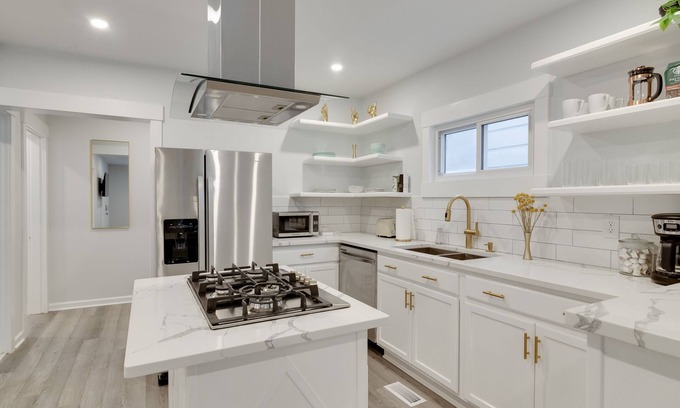 Richmond House | Two Bed with 2 Full Bathrooms, City location the feels like a neighborhood