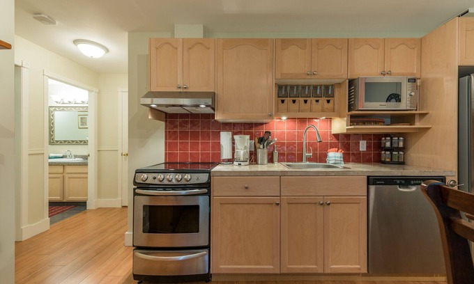 Silver Star Mountain Apartment | Two Bedroom Suite w Private Hot Tub, BBQ, Laundry - Great lower Knoll location.