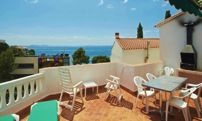 Almadraba-Canyelles Apartment | Two-Bedroom Apartment Sea View located 50m from the beach