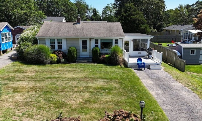 Narragansett House | Two Bedroom by the Beach!