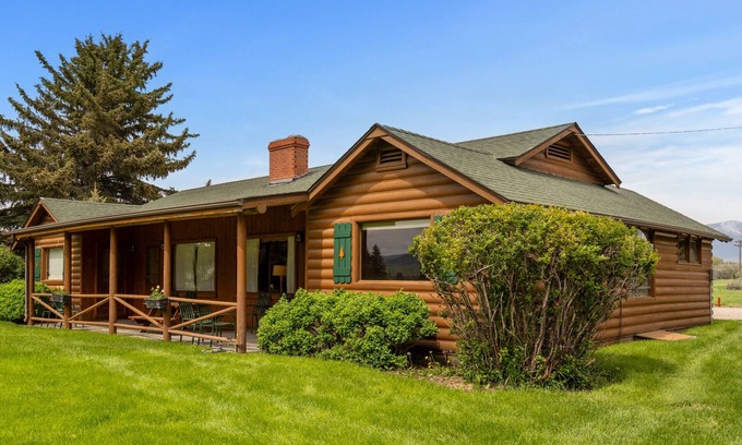 Ennis Apartment | Two bedroom log cabin