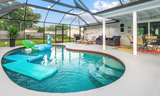 Bradenton House | TWO BEDROOM/TWO BATH, SPARKLING HEATED POOL, MINUTES TO IMG and ANNA MARIA.
