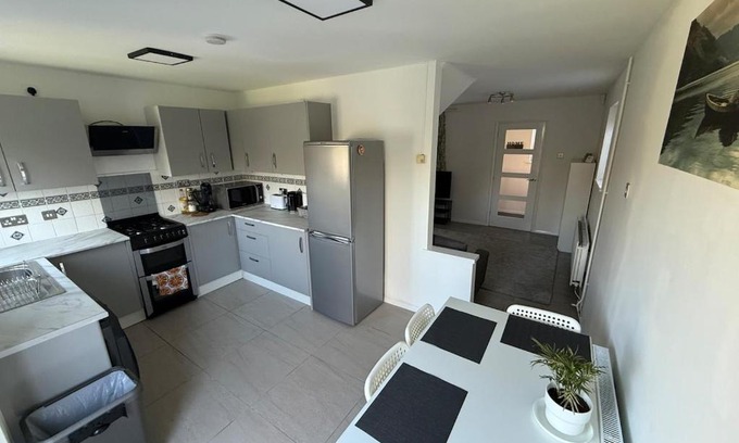 Milton Keynes House | Two-bedrooms Newly refurbished central