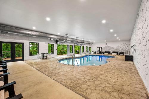 Caton House | Two Firefly Mountain Suites by AvantStay with Game Room, Firepits, & Indoor Heated Pool