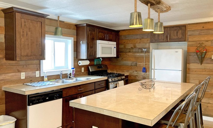 Dingle House | TWO HOMES 20 min from Bear Lake, sleeps 30 +RV