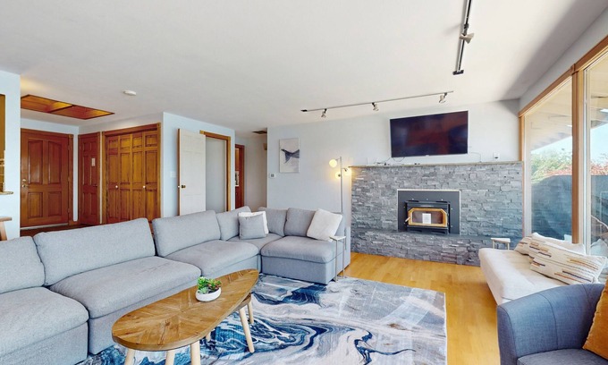 Retsil House | Two homes in one - panoramic sound views - two kitchens, fireplaces & jetted tub