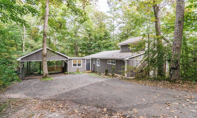 Dahlonega House | Two Houses-Minutes to Downtown/HotTub/Dog-Friendly/2-Bedroom/2-bath!