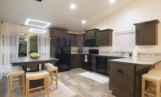 Caldwell House | TWO Houses NEXT DOOR! 6bed/4bath Sleeps 16 total!
