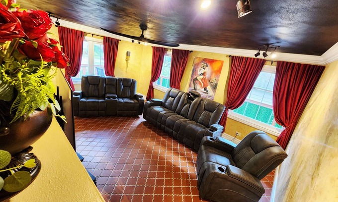Villa Park House | Two Kings ChicagonA unique royal environment, kingly comfort!