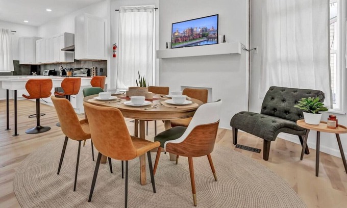 Lakeview Apartment | Two Level Apt: Dtwn Buffalo