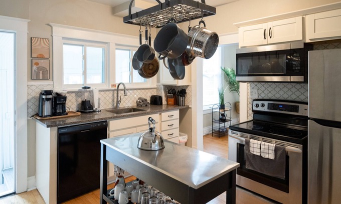Beachwood-Bluffton House | Two-minute walk to Lake Michigan beaches!
