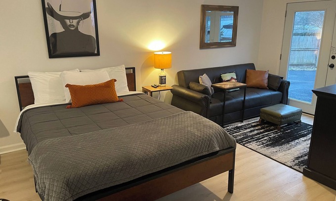 Hickory Bend House | Two minutes from the airport & ten minute uber to downtown!