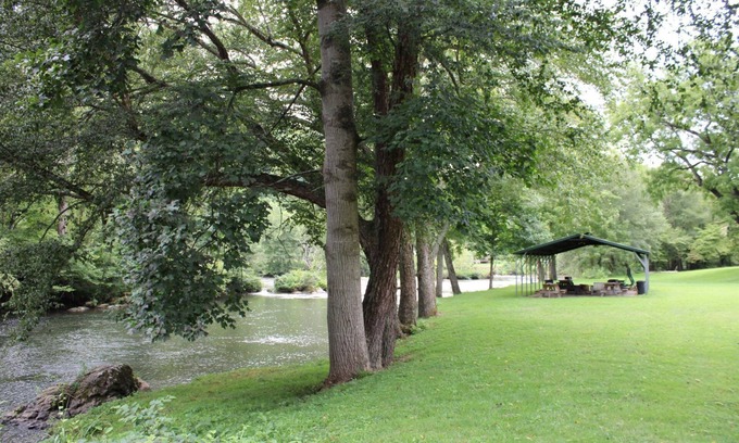 Cherokee Hotel | Two Rivers Lodge