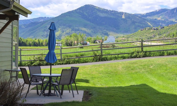 Kimball Junction House | Two-Story Condo Near Skiing with Fast WiFi, Central AC, Fireplace, & Grill
