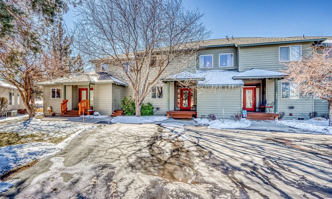 Redmond House | Two-story townhome on Ridge Golf Course with pools, hot tubs, gyms, tennis