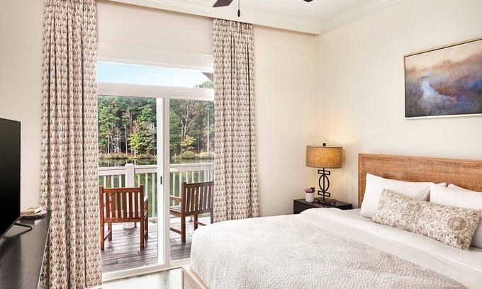 Douglasville Villa | Two-Story Villa Overlooking Lunker Lake w/Kitchenette, WiFi, & Covered Porch