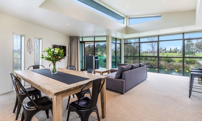 Taupo House | Two Views - Close to Town