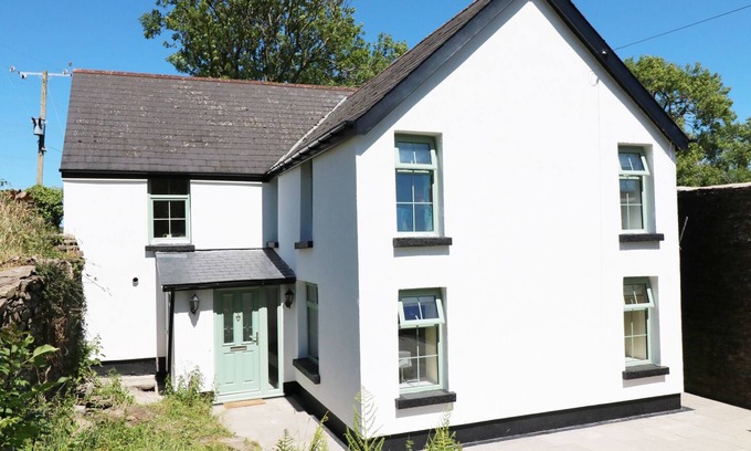 Pontypridd House | TY FFARM AT GELLILWCH, family friendly, with hot tub in Pontypridd