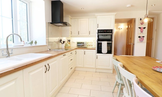 Pontypridd Cottage | Ty Ffarm at Gellilwch