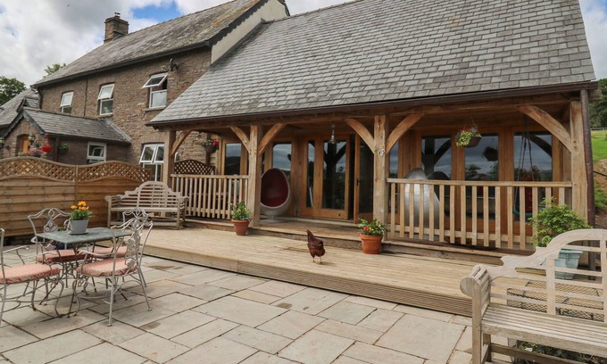 Talybont-on-Usk House | TY NOFIO, pet friendly, with pool in Tal-Y-Bont-On-Usk