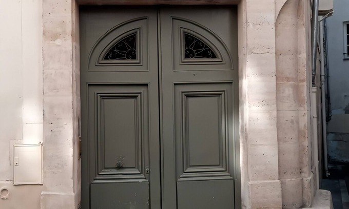Quartier de la Monnaie Apartment | Typical Parisian Studio at Saint Germain