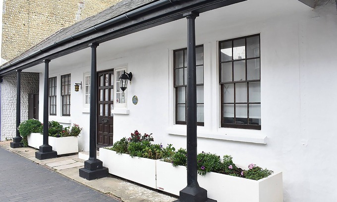 Littlehampton Cottage | UKC4174 The Cottage by the Sea