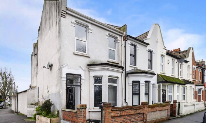 Cann Hall Apartment | Uksas Two bed Park front