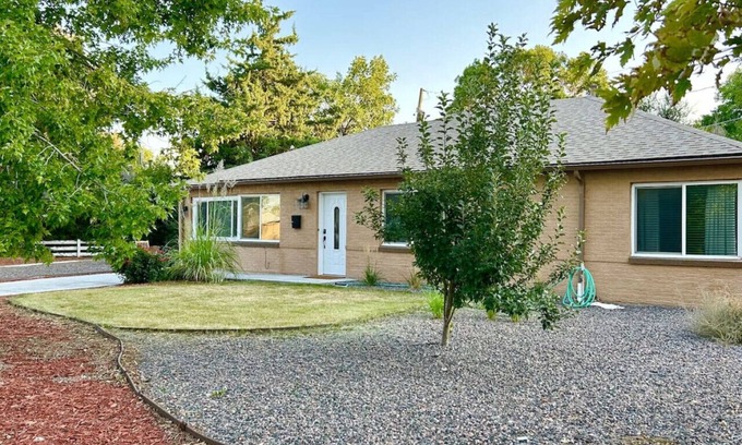 Jewell Heights - Hoffman Heights House | Ultimate Furnished Rental-Centrally Located
