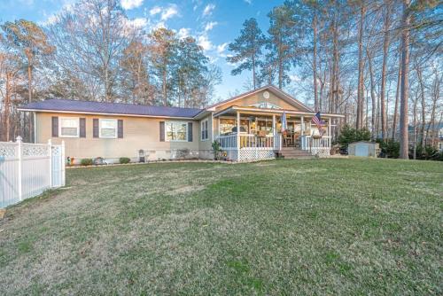 Milledgeville House | Ultimate Lakefront Cabin with Outdoor Pool in Georgia