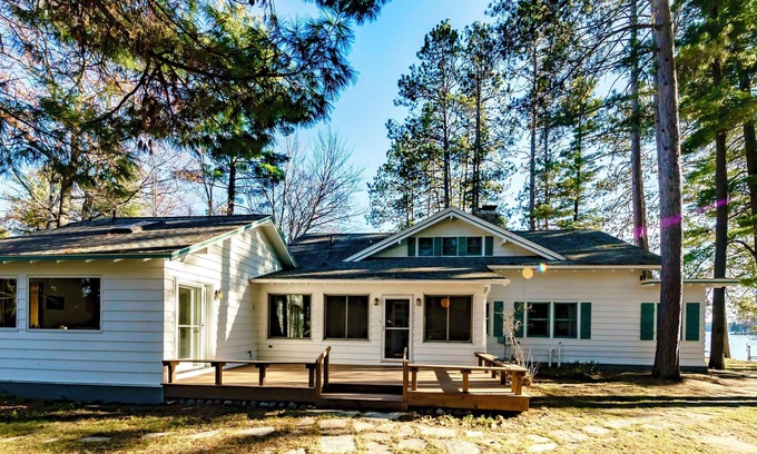 Eagle River House | Ultimate Lakefront Getaway: 3 Piers, Wildlife Adventures, & Spectacular Sunsets!