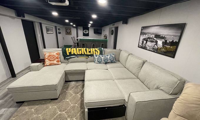 Allouez House | Ultimate NFL Draft Getaway with Speakeasy, Bar & Movie Room!