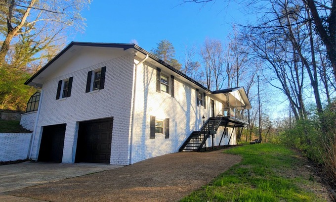 Red Bank House | Ultimate Serene Mountain Retreat on 1+ Acre Private Land, Minutes to Downtown