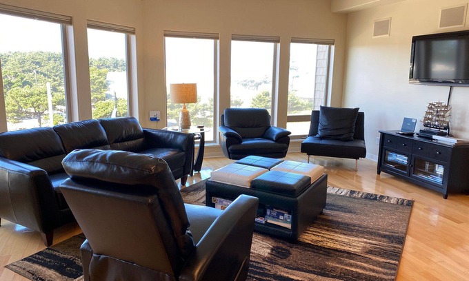 Yachats Condo | Ultra Modern Condo located in the Heart of Yachats! Walk to everything!