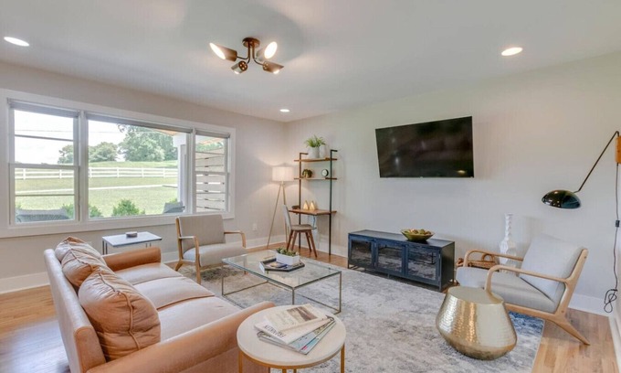 Franklin House | Ultra Relaxing & Fun - Historic Franklin Bungalow