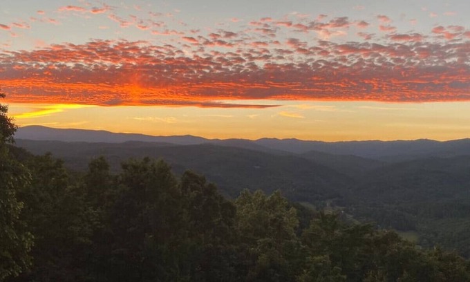 Purlear Cabin | Unbeatable VIEWS! Hot tub & Fire Pit!