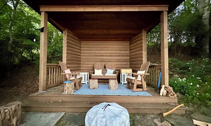 Spruce Pine Cabin | Uncle Henry’s Cabin, a 3-bed, 3-bath retreat on the Eastern Continental Divide.