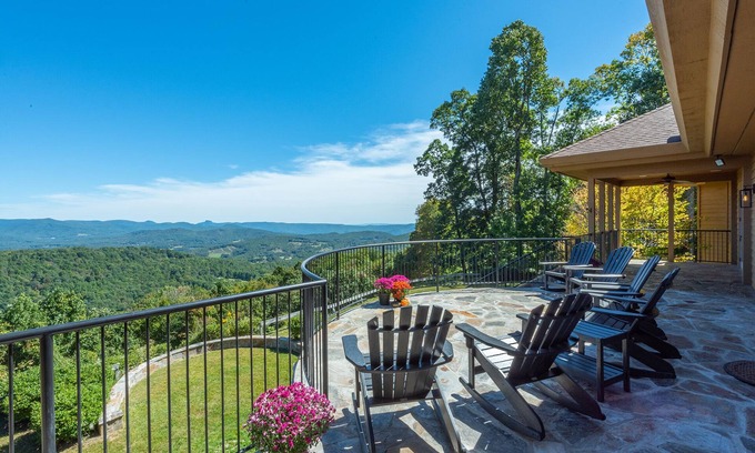Spruce Pine House | Unforgettable Mtn Views & Sunsets! Hot Tub+Fireplaces+Sauna, WiFi, Small Events!