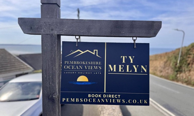 Penycwm Apartment | Unforgettable sea views, Hot tub, Modern property