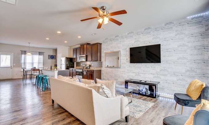 Union City House | Union City Townhome: 17 Mi to Downtown Atlanta!