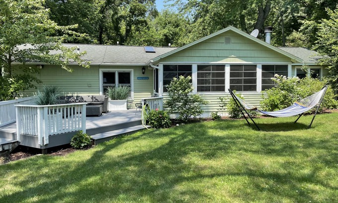 Union Pier House | Union Pier House:HOT TUB/3bd/2bth/Fenced Yrd/Deck/Screen Porch on new bike path!
