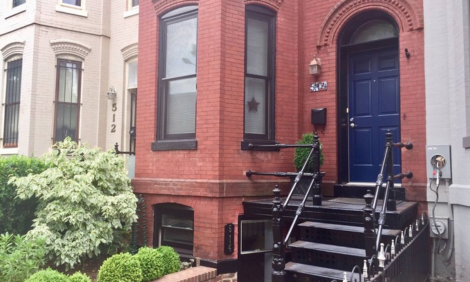 Stanton Park House | Union Station, 3 BR/4 Beds, free private secure parking, backyard patio