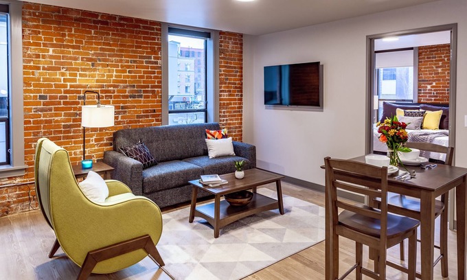 Riverside Apartment | Unique 2 Bed Riverfront Park Travel Apartment
