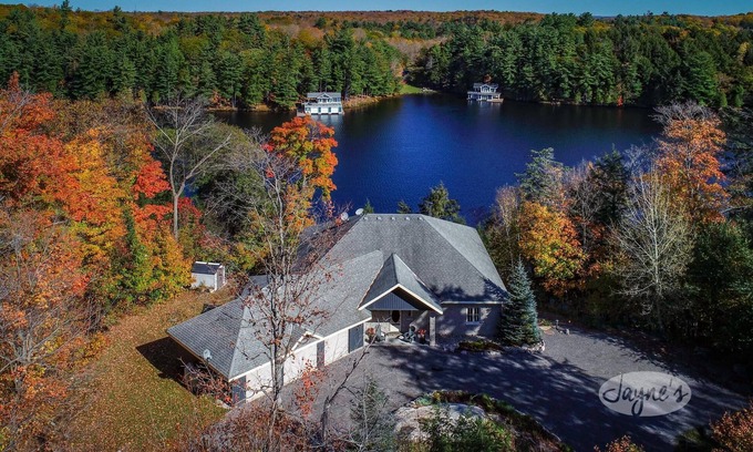 Muskoka Lakes Cottage | Unique 7bed 5bath cottage on the Joe River!